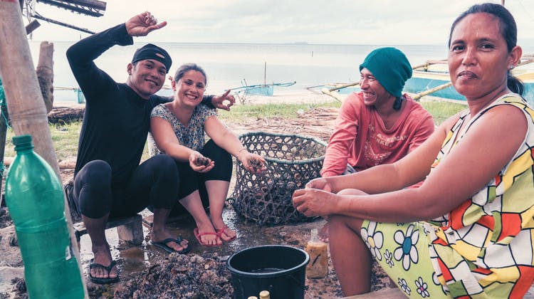 Encuentro con pescadores filipinos en un viaje en familia