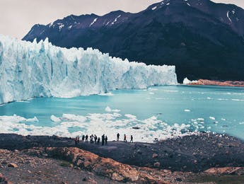 Gruppenerkundung des Perito Morano Gletschers im argentinischen Patagonien