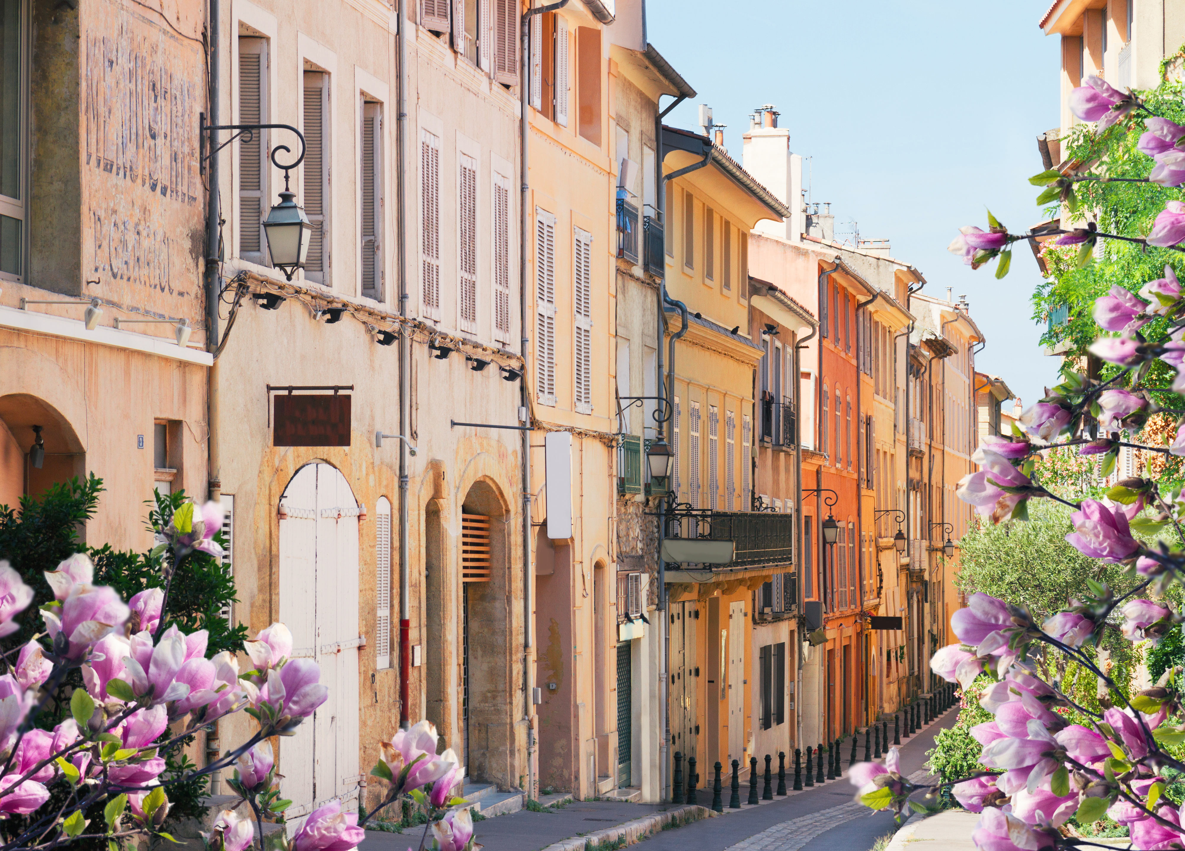 Eine Gasse mit Blumen in Aix-en-Provence