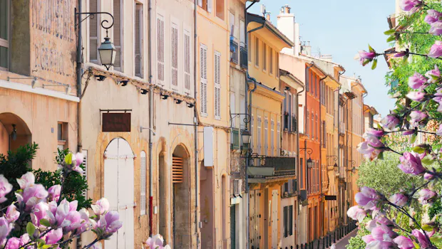 Eine Gasse mit Blumen in Aix-en-Provence