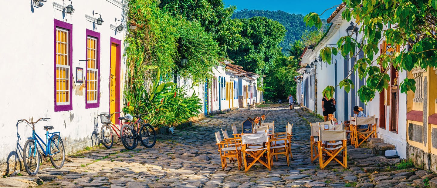 Tables d'un restaurant dans une ruelle colorée de Paraty