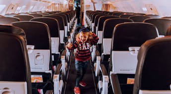 Dans l'avion avec de jeunes enfants
