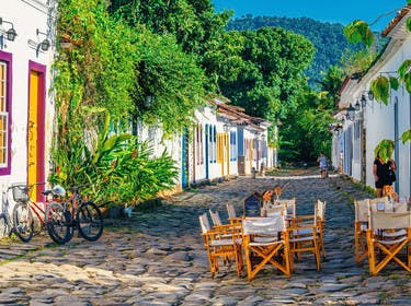 Tables d'un restaurant dans une ruelle colorée de Paraty