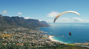 Parapente survolant la ville du Cap en Afrique du Sud