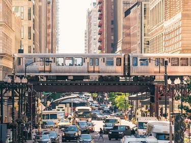 Rue de Chicago traversée par le métro aérien
