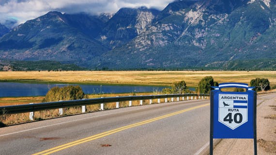 La ruta 40 au pied de la cordillère des Andes en Argentine
