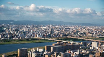 Vue sur Osaka depuis le dernier étage de la tour Umeda Sky Building
