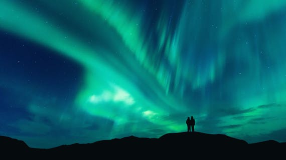 Couple sous une aurore boréale