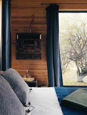 Intérieur d'une cabane en bois du Norden Camp
