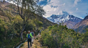 Randonneurs sur la piste du trek du Salkantay