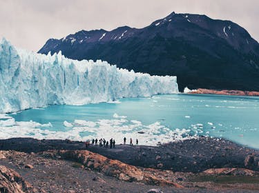 Exploration en groupe du glacier Perito moreano en Patagonie argentine