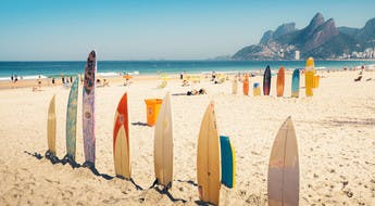 Planches de surf sur la plage d'Ipanema