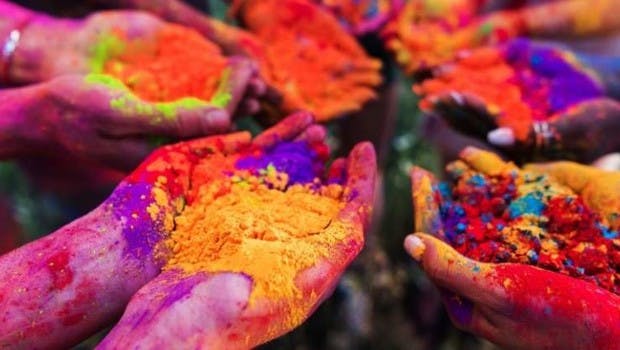 Grupo de personas celebrando el Holi Festival en India
