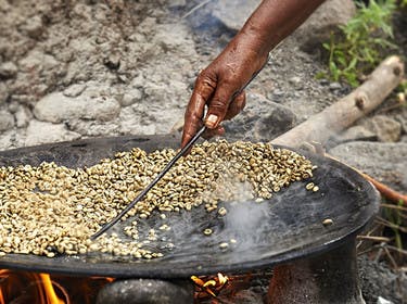 Griller des grains de café en Ethiopie