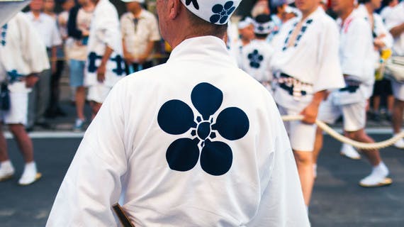 Les défilés en costume traditionnel lors de Tenjin Matsuri à Osaka