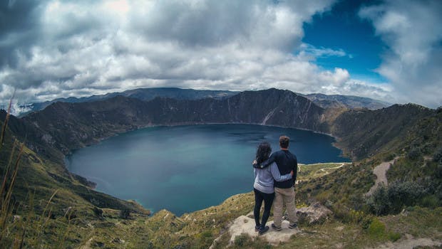 Couple admirant la vue sur un lac de cratère en Equateur
