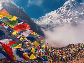Vue sur l'Annapurna avec drapeaux de prière