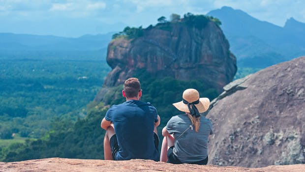 Couple admirant le Rocher du lion à Sigiriya