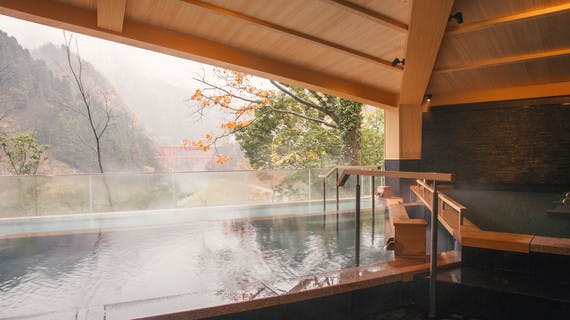 Onsen japonais avec vue sur une vallée