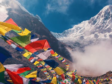 Vue sur l'Annapurna avec drapeaux de prière