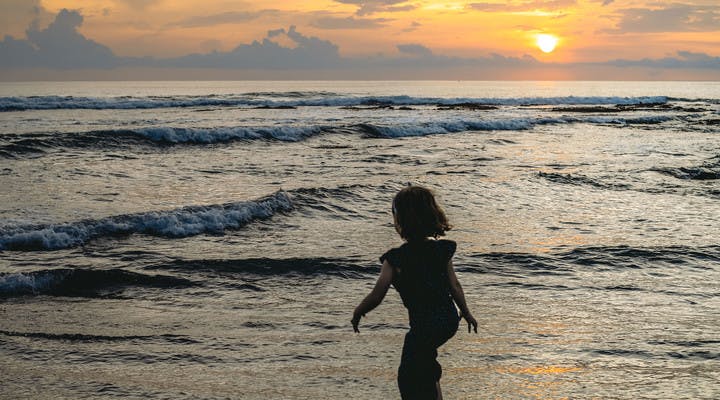 Baignade à Bali en famille
