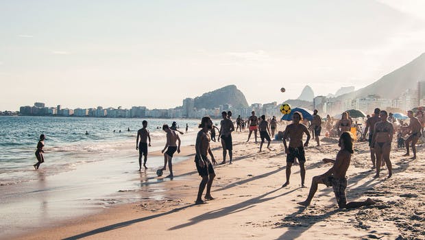 Parties de foot sur la plage à Rio