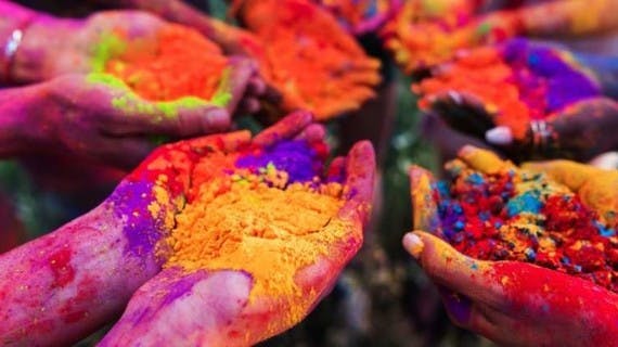 Grupo de personas celebrando el Holi Festival en India