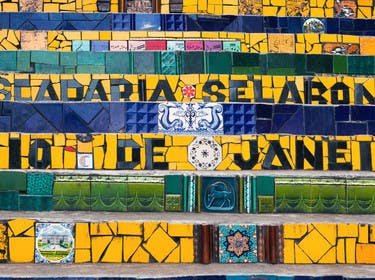Des escaliers décorés dans le quartier de Lapa à Rio
