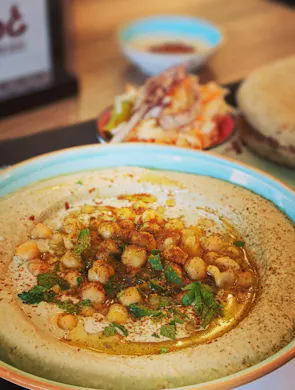 Hummus passt gut zu Falafeln