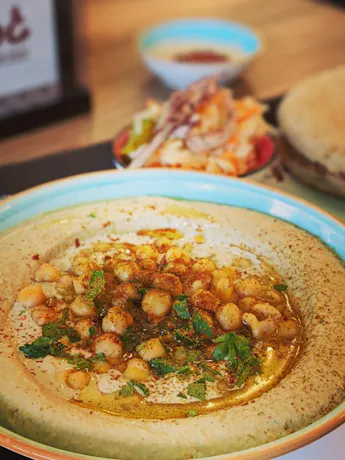 Hummus passt gut zu Falafeln