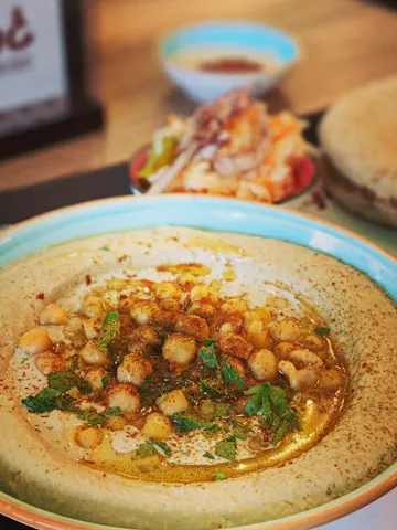 Hummus passt gut zu Falafeln