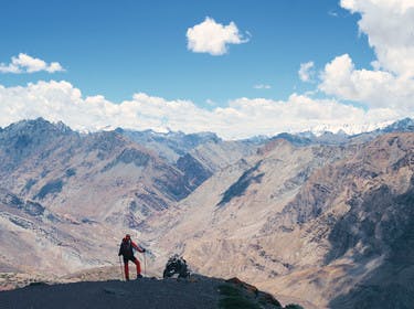 Randonneur au Ladakh face à la chaîne de l'Himalaya