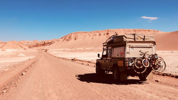 En 4x4 atravesando el desierto de Atacama en familia