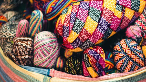 Garn auf einem Markt in Peru