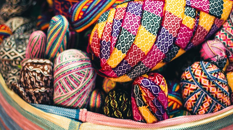 Garn auf einem Markt in Peru