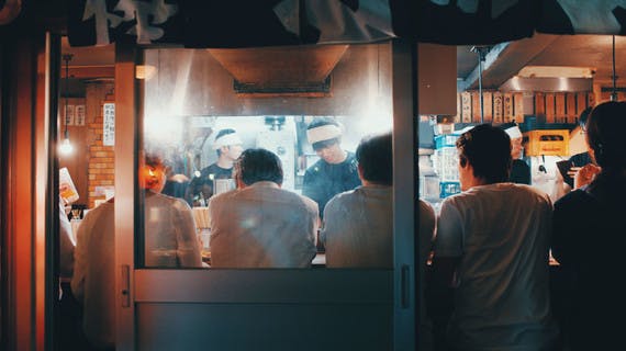 Petit restaurant dans le quartier de Shinjuku à Tokyo
