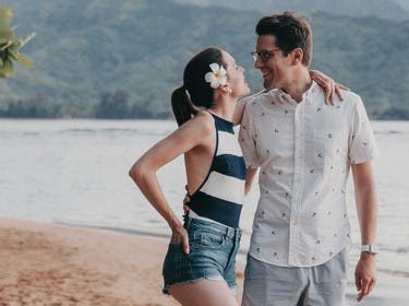 Couple sur la plage de Princeville à Kauai, Hawaï
