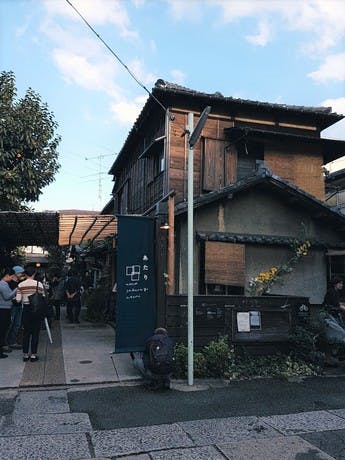 Façade en bois d'une maison traditionnelle, quartier de Yanesen à Tokyo