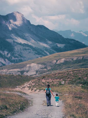 Randonnée en famille à la montagne