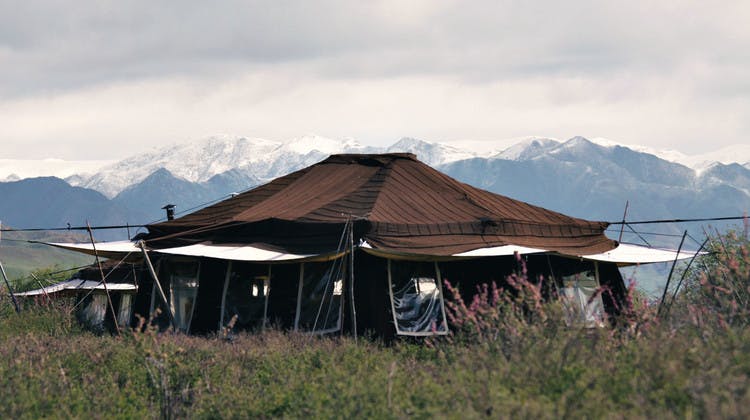 L'une des tentes du Norden Camp avec les sommets himalayens en arrière-plan