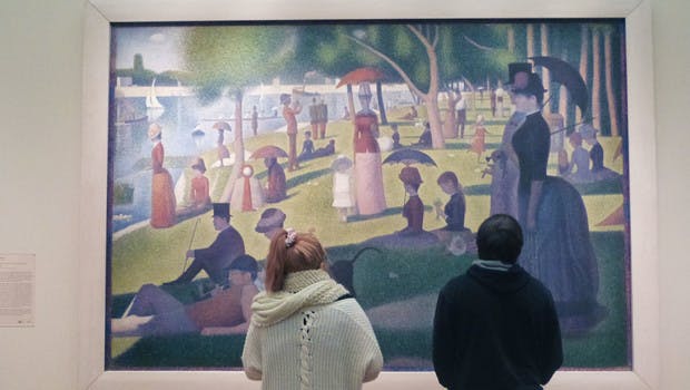 Visiteurs devant un tableau de Georges Seurat au Art Institute de Chicago