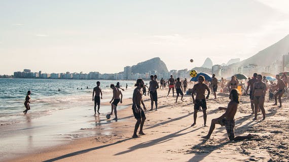 Parties de foot sur la plage à Rio