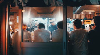 Petit restaurant dans le quartier de Shinjuku à Tokyo