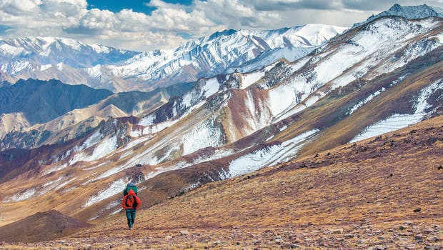Randonneur dans les montagnes du Ladakh.