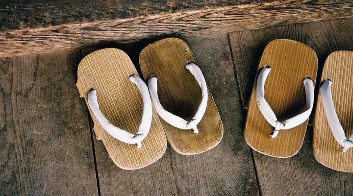 Paires de sandales en bois japonaises