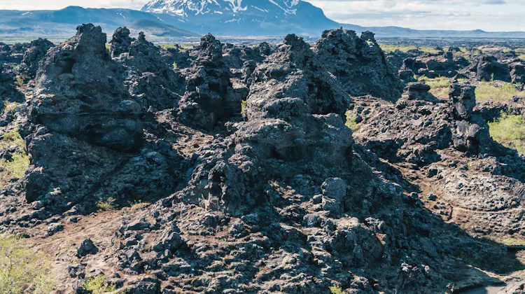 Lavasäulen in bizarren Formen auf Island