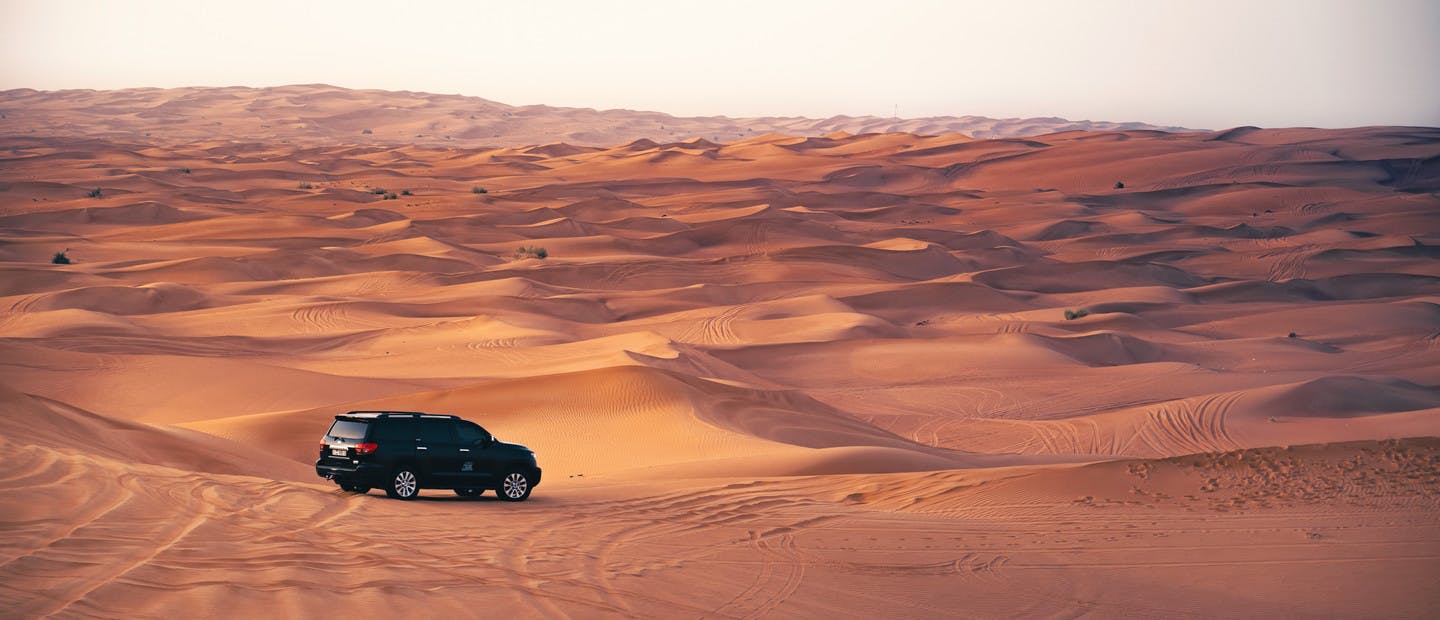 Einsamer Jeep in der Sandwüste