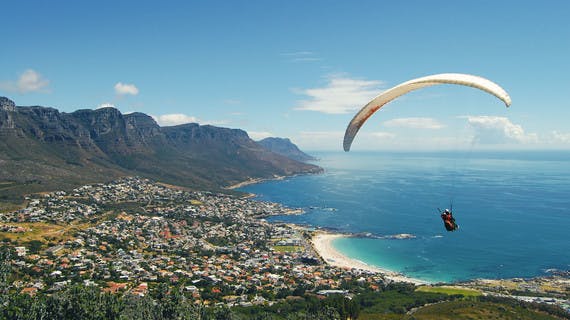 Parapente survolant la ville du Cap en Afrique du Sud