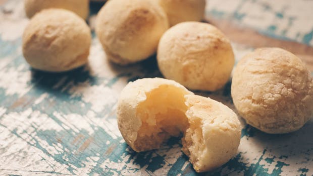 Des pao de queijo brésiliens