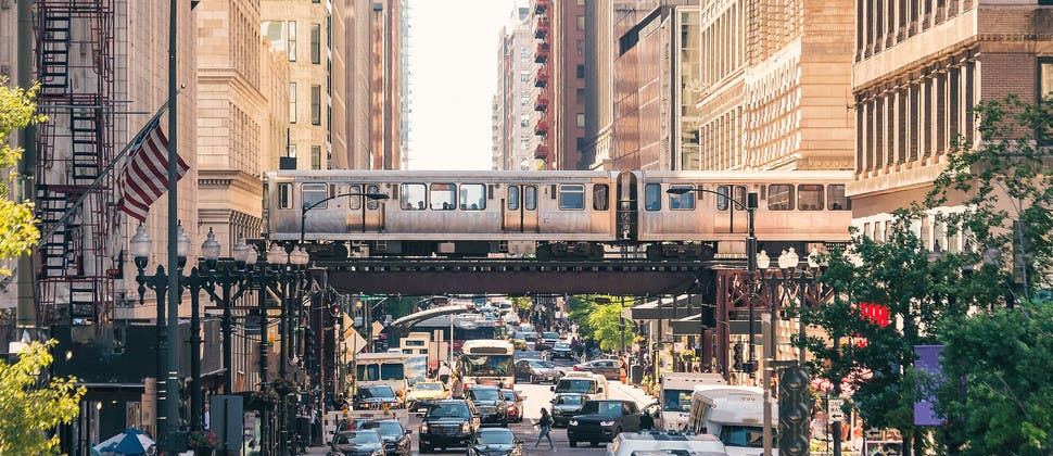 Rue de Chicago traversée par le métro aérien